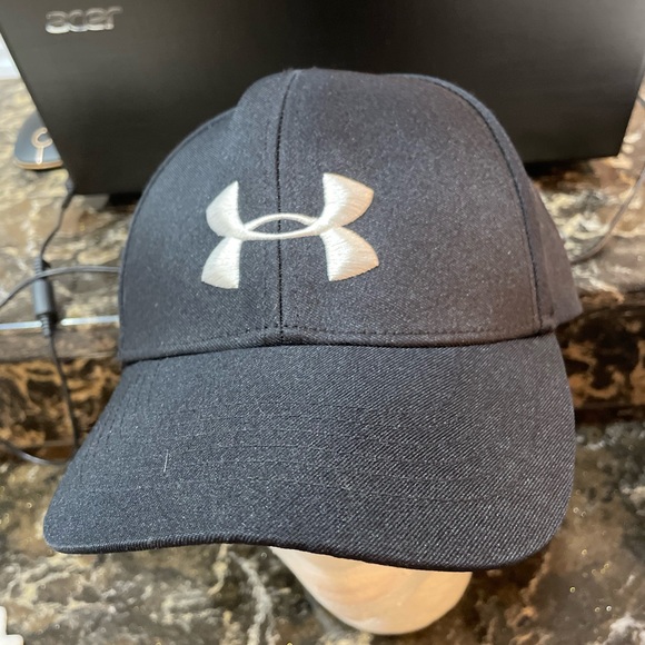 Under Armour Woman’s deep dark black adjustable cap sleek, rich sexy attractive - Picture 6 of 12